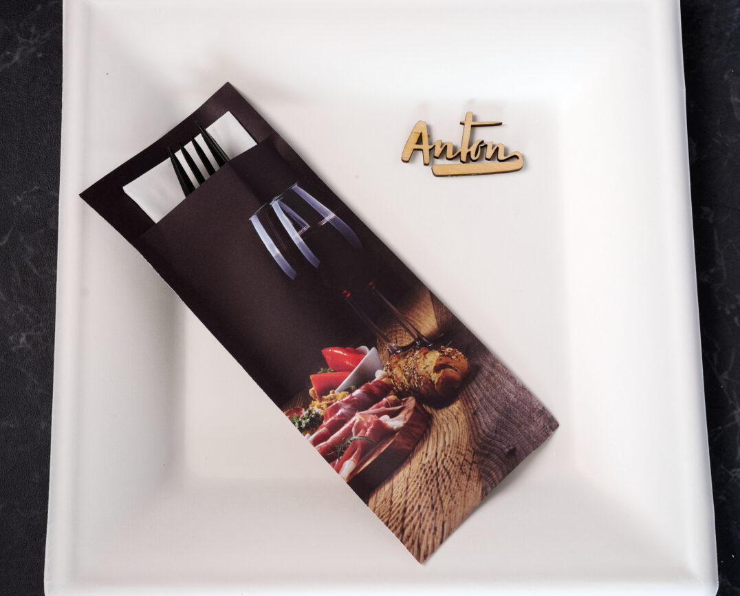 Pochette met bestek en luxe bord